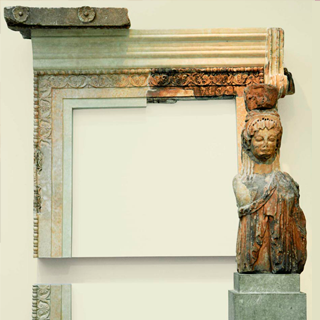 Restos de una cariátide del tesoro de los sifnios. Museo Arqueológico de Delfos.