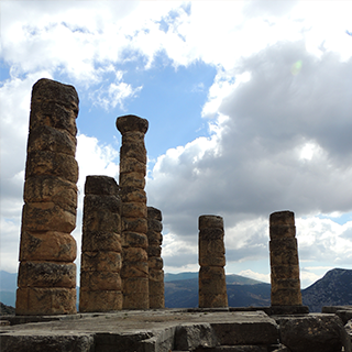 Ruinas del templo de Apolo en Delfos.